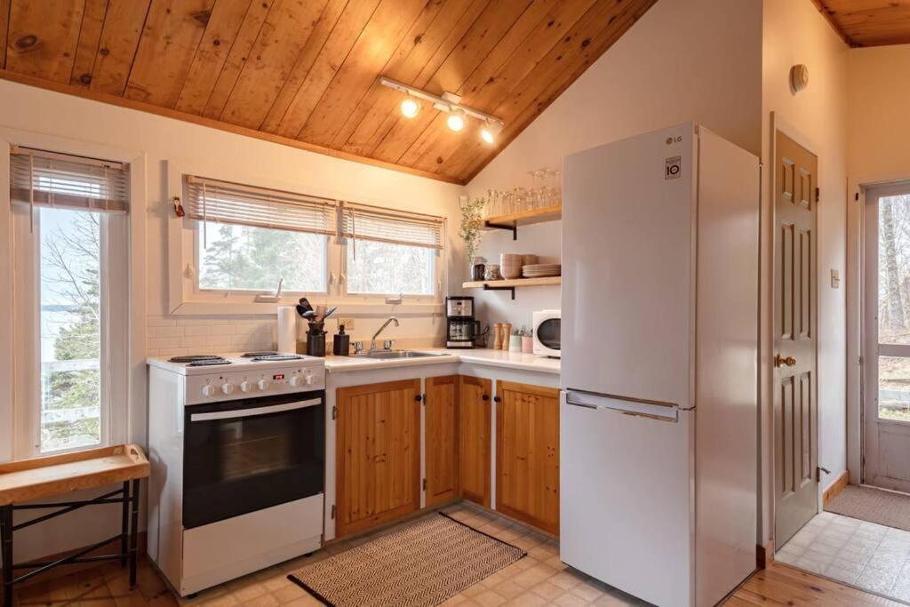 Hacketts Cove Hackett'S Cove Oceanfront Tiny Cottage For Two מראה חיצוני תמונה