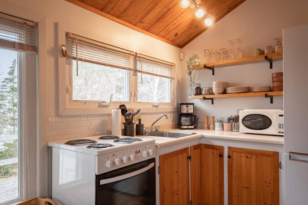 Hacketts Cove Hackett'S Cove Oceanfront Tiny Cottage For Two מראה חיצוני תמונה